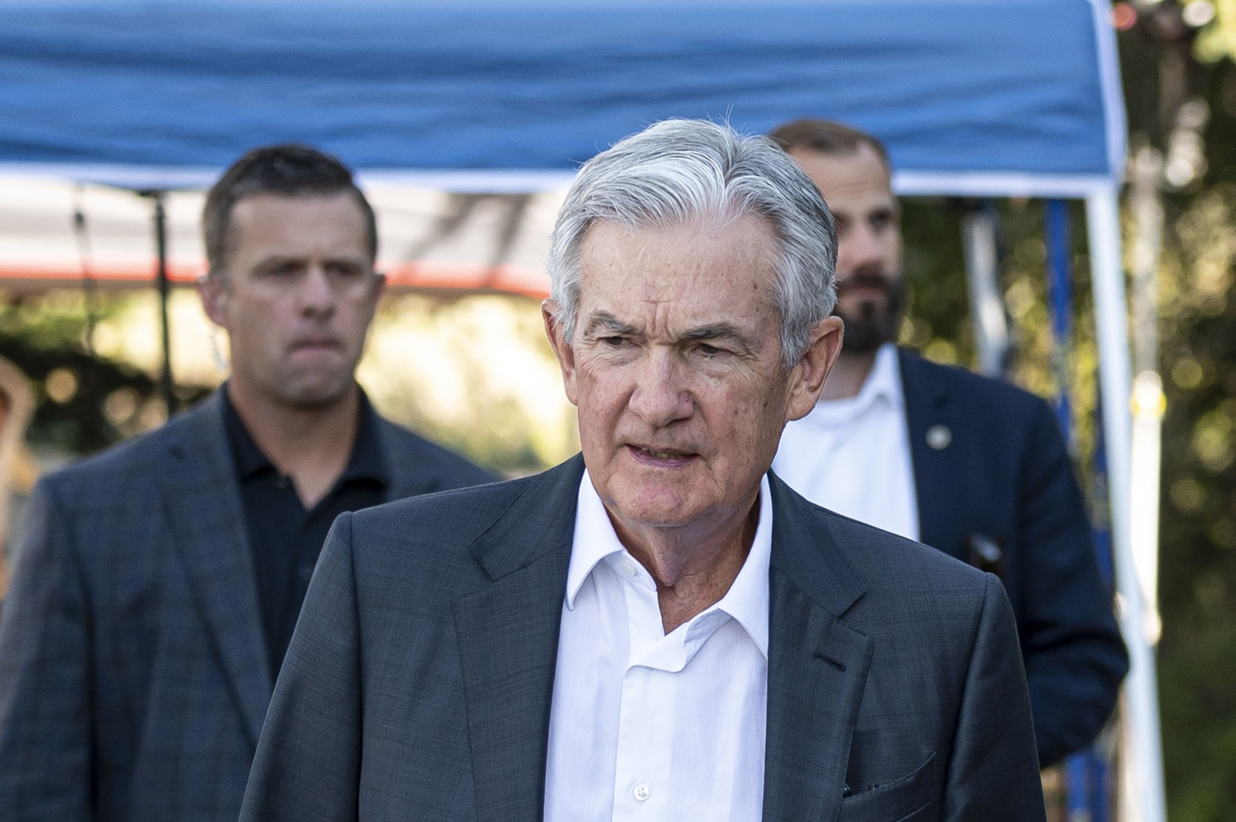 Photo: Jerome Powell, chairman of the U.S. Federal Reserve, walks the grounds at the Jackson Hole economic symposium in Moran, Wyoming, on August 25, 2023.