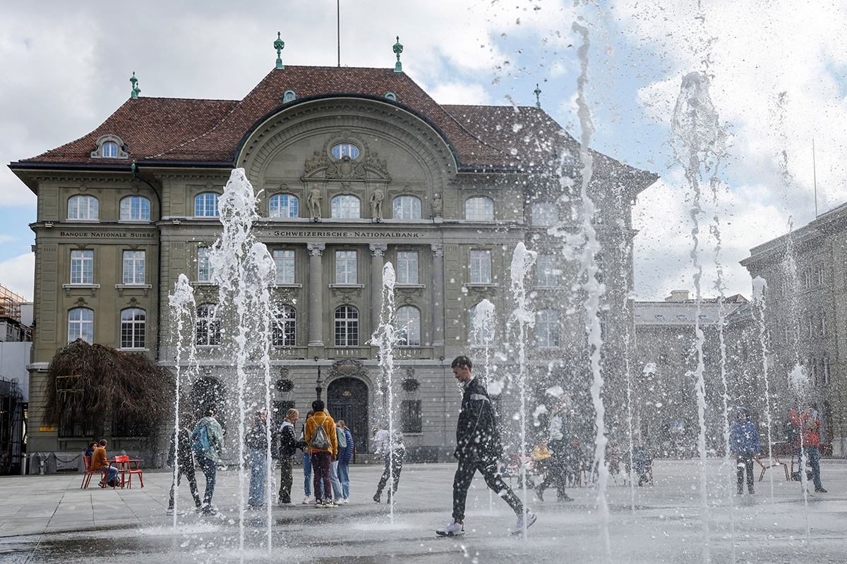 Photo: Visitors at the fountains outside the headquarters of the Swiss National Bank in Bern, Switzerland, on March 20, 2023. 