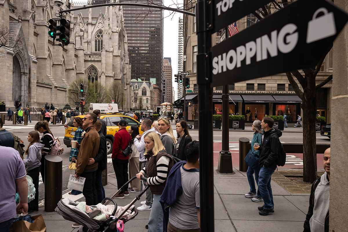 Photo: Shoppers in New York City on April 11, 2024. Photographer: Yuki Iwamura/Bloomberg.