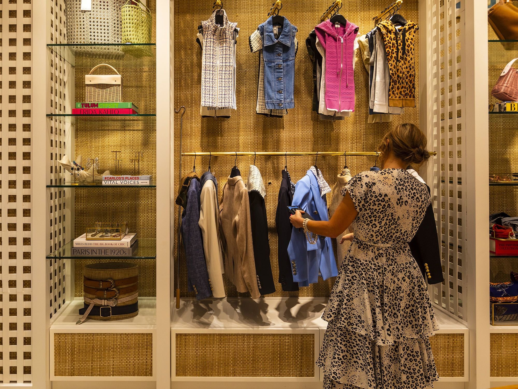 Photo: A shopper browses items at a store at the Royal Poinciana Plaza in Palm Beach, Florida. Photographer: Saul Martinez/Bloomberg