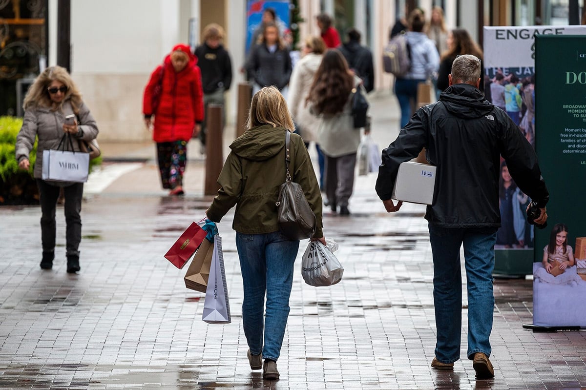 Photo: Shoppers carry bags in Walnut Creek, California, on December 20, 2023. 