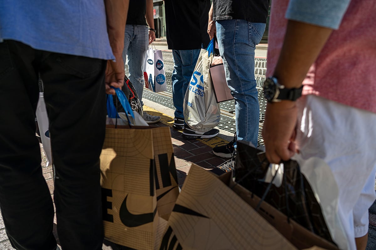 Photo: Pedestrians with shopping bags in San Francisco on September 29, 2022. Photographer: David Paul Morris/Bloomberg.