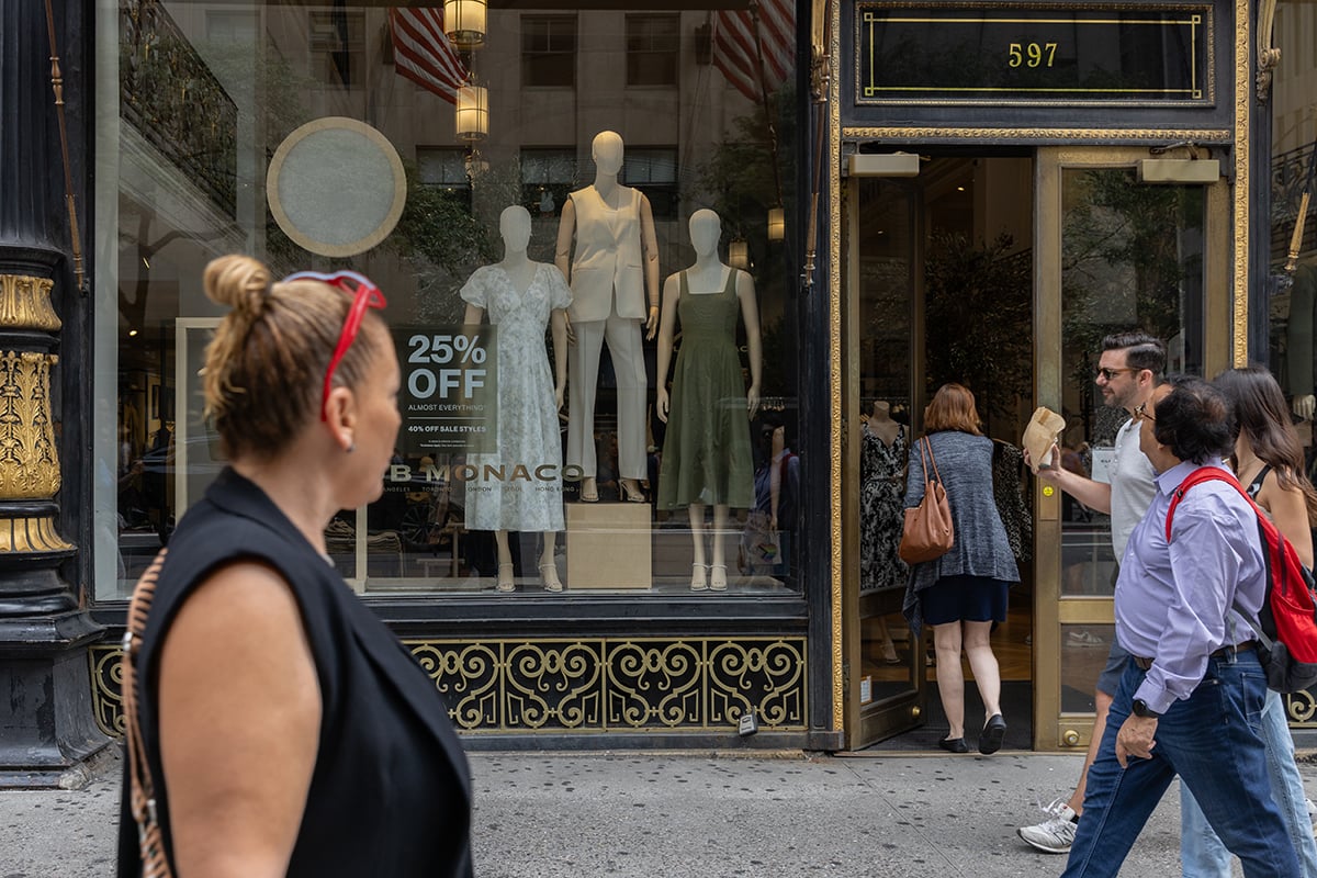 Photo: Shoppers on 5th Avenue in New York. Photographer: Jeenah Moon/Bloomberg.