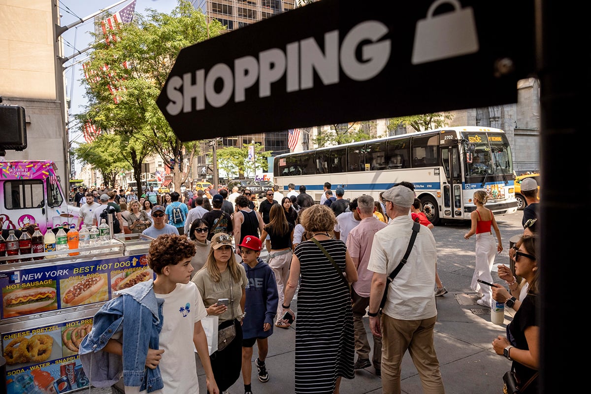 Photo: Shoppers on 5th Avenue in New York. Photographer: Yuki Iwamura/Bloomberg.