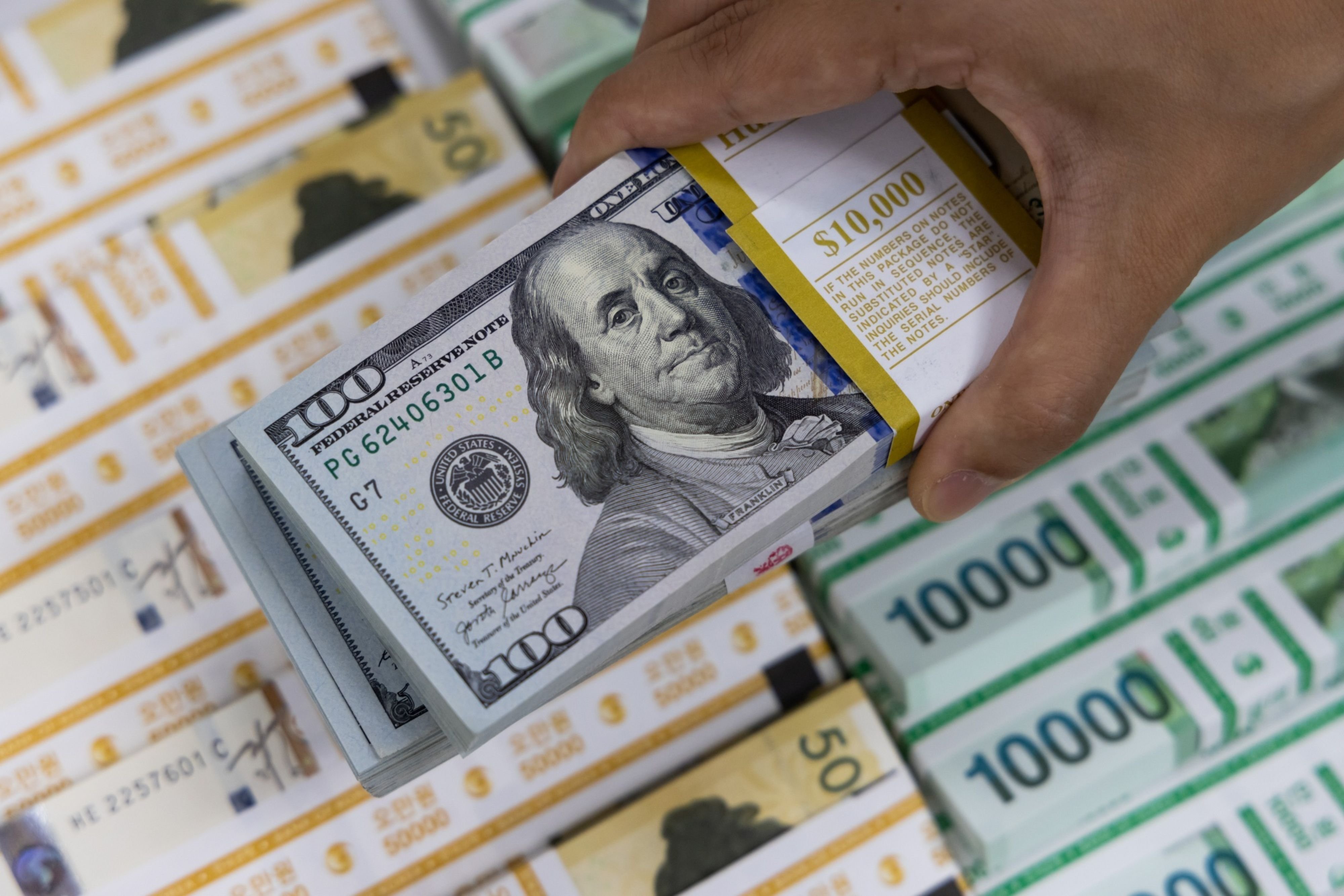 Photo: Bundles of U.S. $100 banknotes arranged at the Shinhan Bank headquarters, a unit of Shinhan Financial Group Co., in Seoul, South Korea, on September 14, 2022. Photographer: SeongJoon Cho/Bloomberg