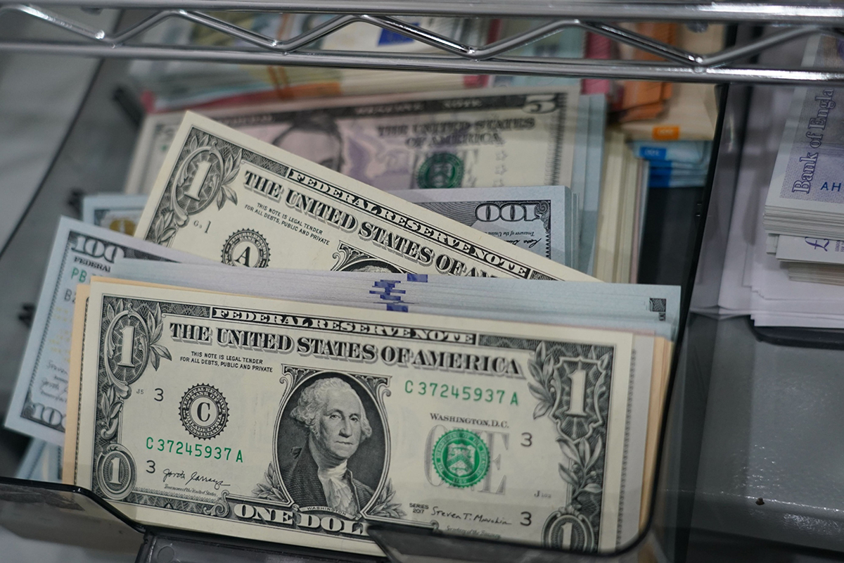 Photo: U.S. dollars banknotes at the Ninja Money Exchange, operated by Interbank HD, in the Shinjuku district of Tokyo, Japan, on June 9, 2022. Photographer: Toru Hanai/Bloomberg