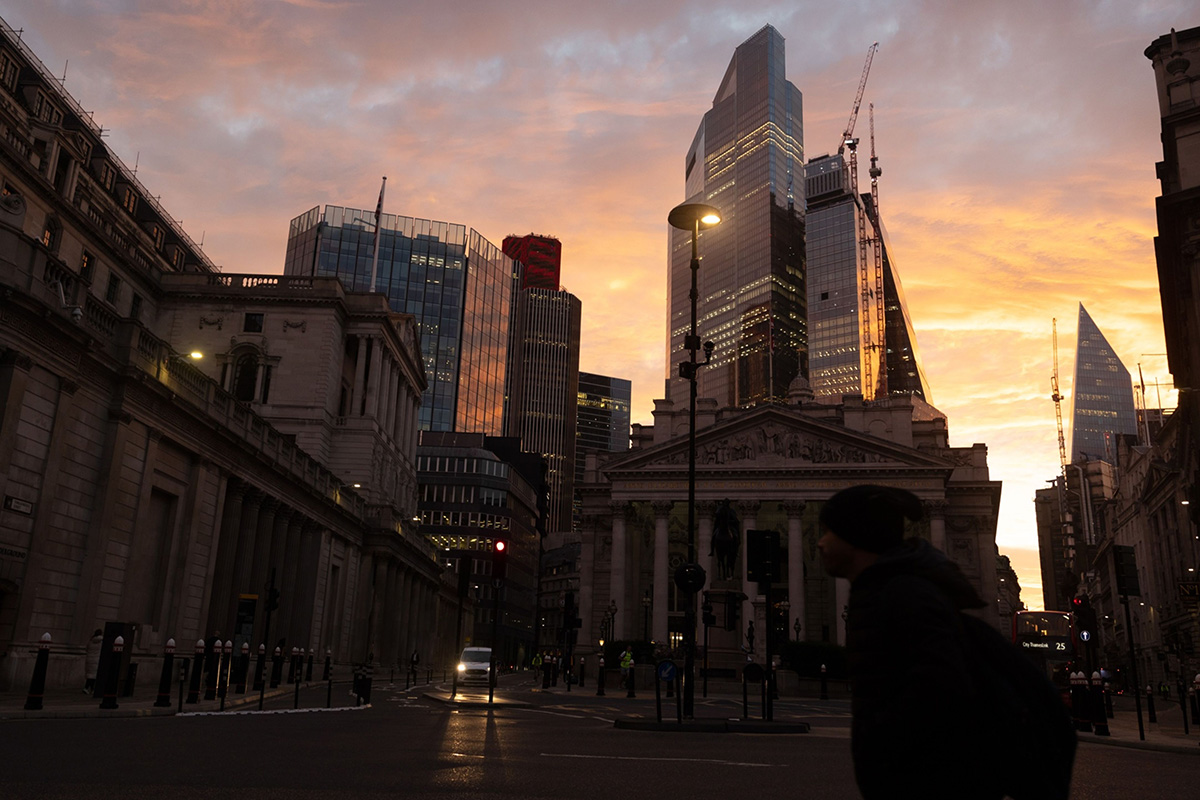 Photo: A commuter passes the Royal Exchange and the Bank of England (BOE) in London on Oct. 3, 2022. Photographer: Carlos Jasso/Bloomberg
