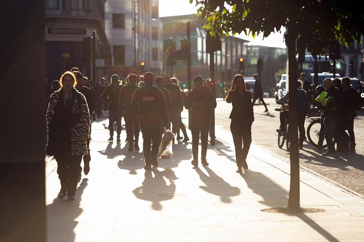 Photo: Commuters walk along a street after work in London on September 29, 2022.