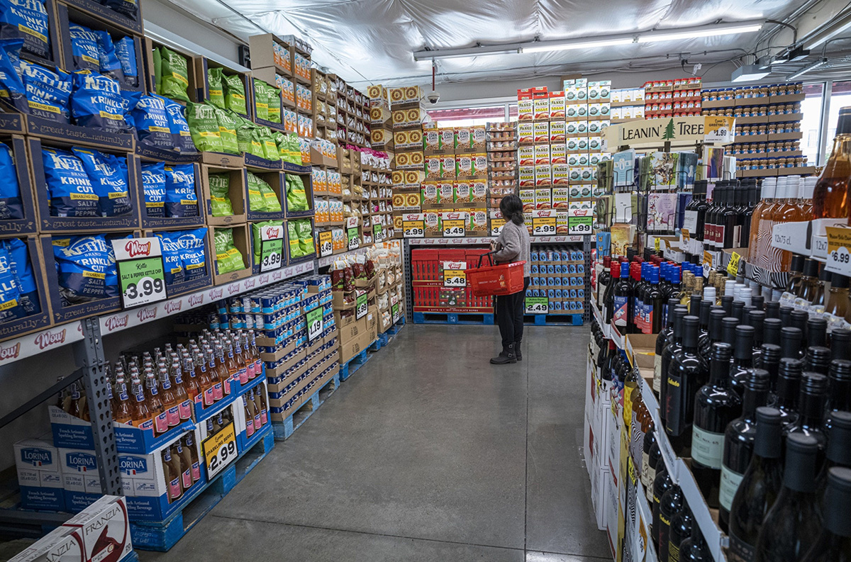 Photo: A shopper inside a grocery store in San Francisco on May 2, 2022. Photographer: David Paul Morris/Bloomberg