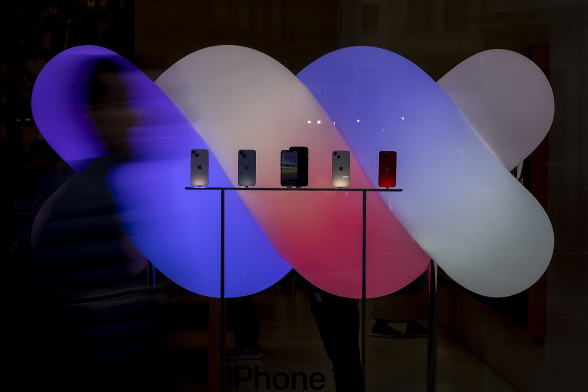 Photo: A display of iPhone 14 smartphones at the Apple Inc. Regent Street store in London on November 7, 2022. Photographer: Jason Alden/Bloomberg