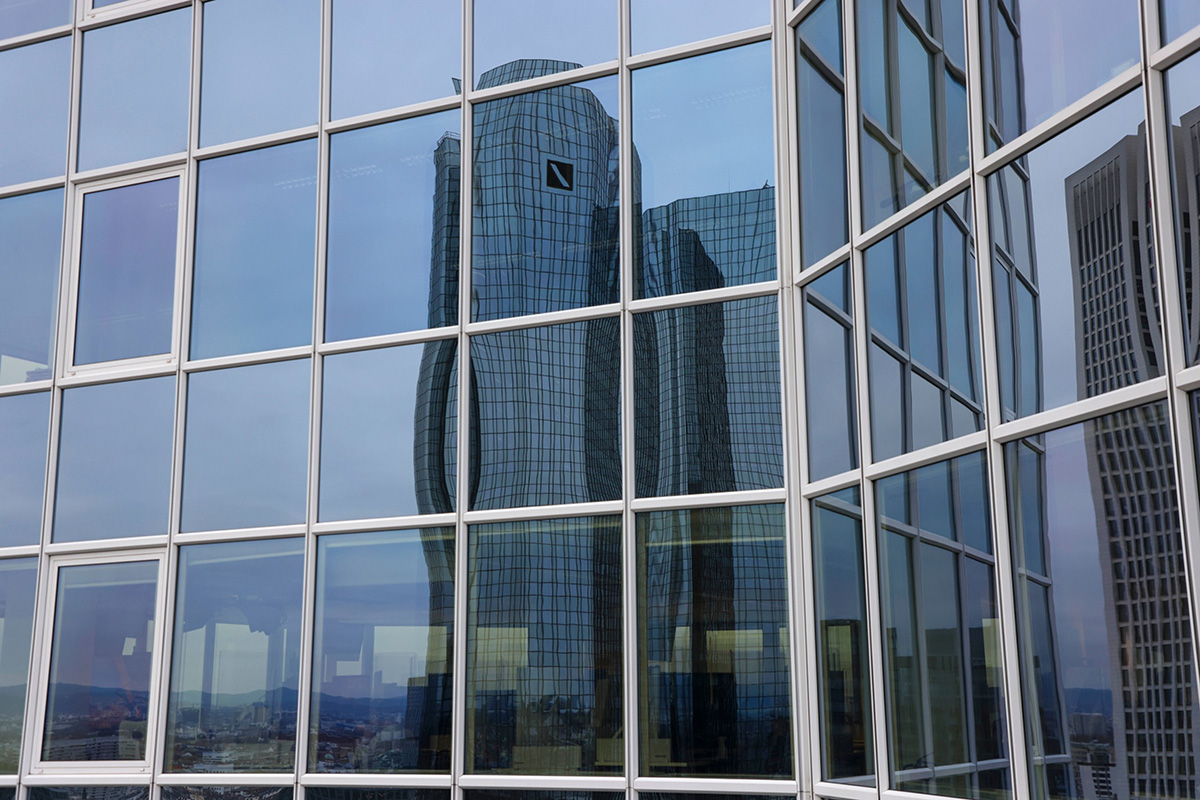 Photo: Deutsche Bank AG headquarters, as reflected in the windows of an office building in Frankfurt, Germany, on January 24, 2022.  Photographer: Alex Kraus/Bloomberg