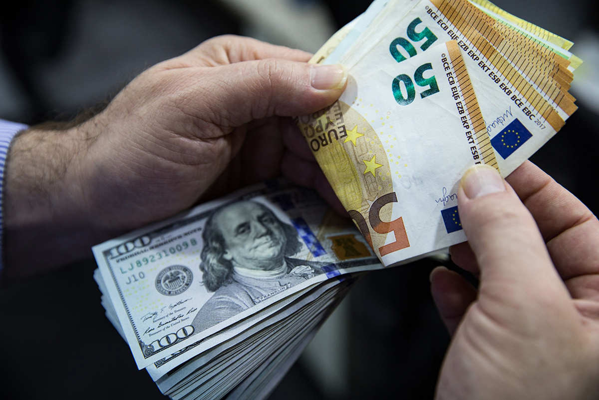 Photo: A customer counts 100 dollar banknotes and 50 euro banknotes inside a foreign currency exchange bureau in Istanbul, Turkey, on May 14, 2020. Photographer: Kerem Uzel/Bloomberg
