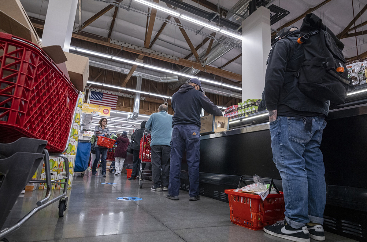 Photo: Shoppers at a supermarket checkout in San Francisco. Photographer: David Paul Morris/Bloomberg
