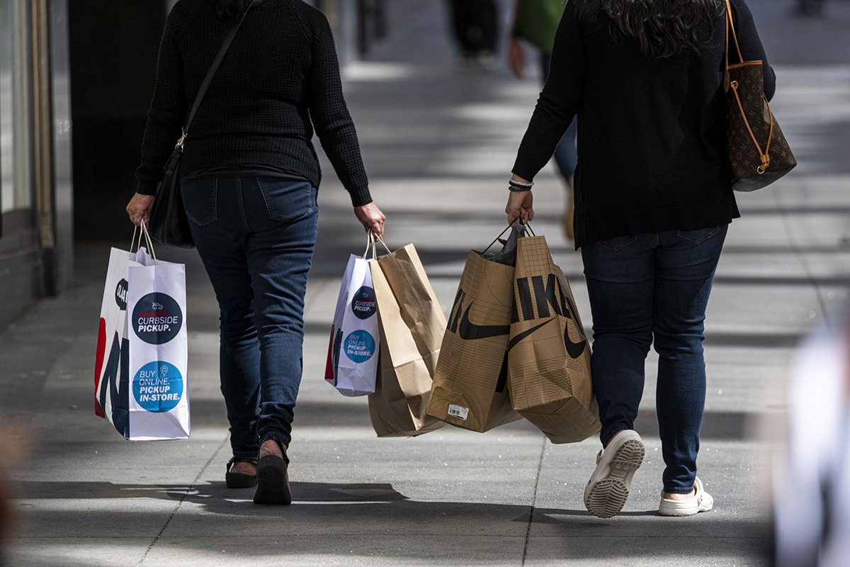 Photo: Pedestrians carry shopping bags in San Francisco on May 18, 2022.