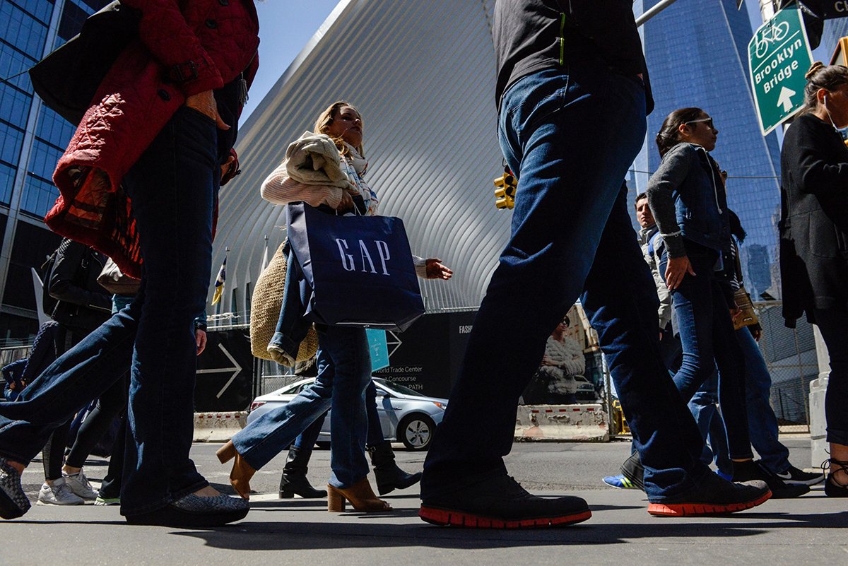 Photo: A shopper carries a Gap Inc. bag in New York on April 13, 2017. Photographer: Stephanie Keith/Bloomberg