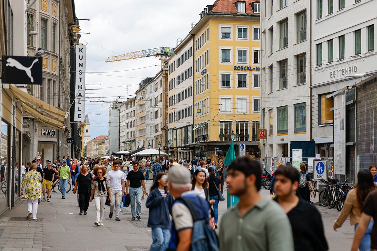 Photo: Shoppers in Munich, Germany. Photographer: Michaela Rehle/Bloomberg