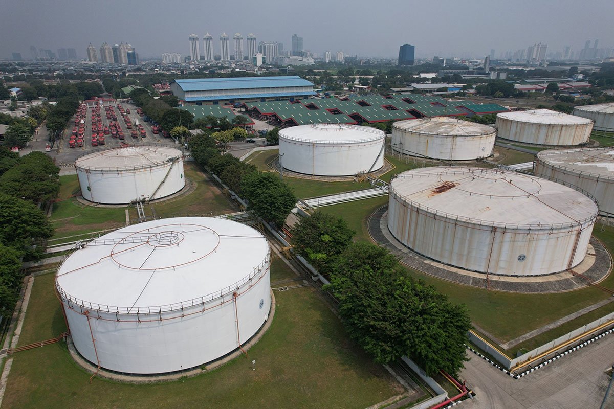 Photo: Fuel storage tanks at a PT Pertamina depot at Pelumpang in Jakarta, Indonesia, on June 5, 2023. Photographer: Dimas Ardian/Bloomberg
