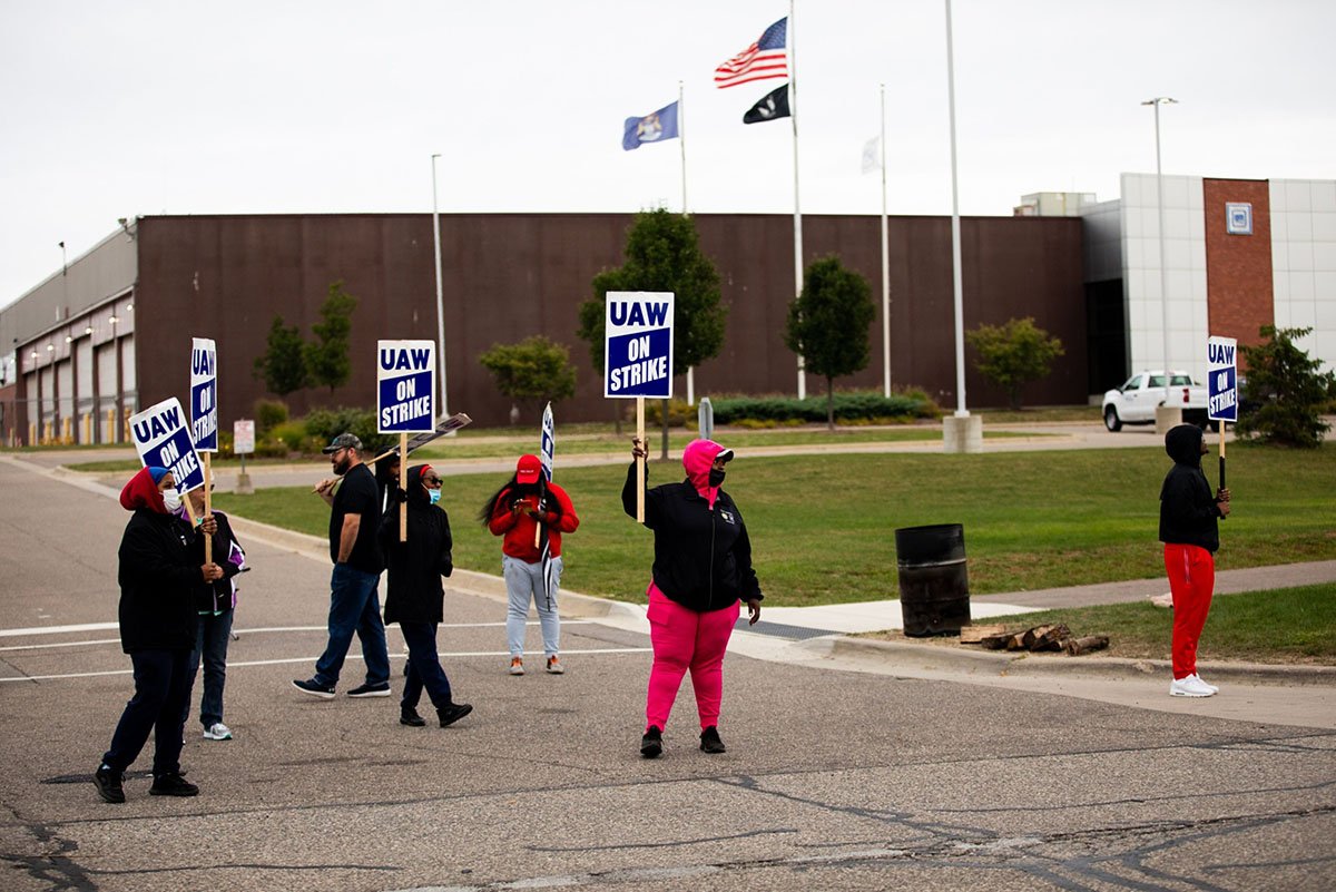 Photo: United Auto Workers (UAW) members and supporters on a picket line outside the General Motors Co. Flint Processing Center in Swartz Creek, Michigan, on September 25, 2023. 