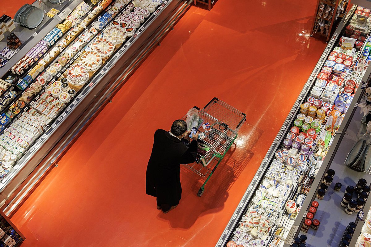 Photo: A shopper at a grocery store. Photographer: Cole Burston/Bloomberg