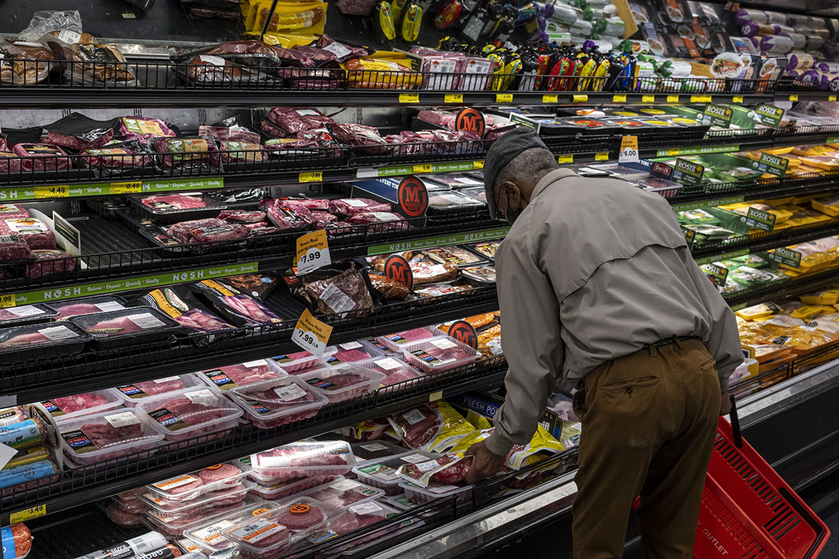 Photo: A customer shops for groceries in a supermarket in San Francisco. Photographer: David Paul Morris/Bloomberg