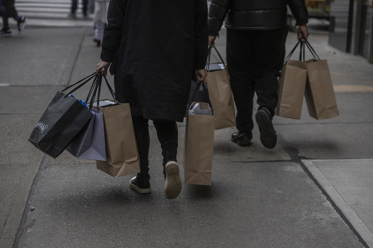 Photo: Shoppers make their way down Fifth Avenue in New York City on December 27, 2021. Photographer: Victor J. Blue/Bloomberg