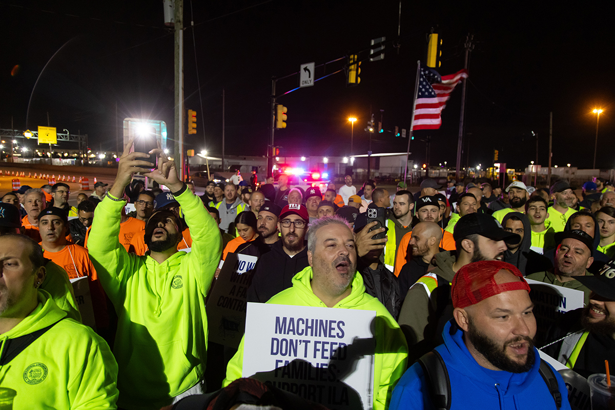 Photo: Workers picket outside the APM container terminal at the Port of Newark in Newark, New Jersey. Photographer: Michael Nagle/Bloomberg.