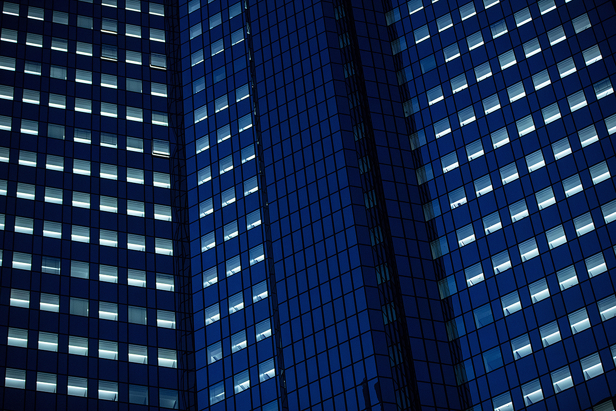 Photo: Office windows sit illuminated at the Deutsche Bank AG headquarters in Frankfurt, Germany, on November 6, 2017. Photographer: Krisztian Bocsi/Bloomberg.