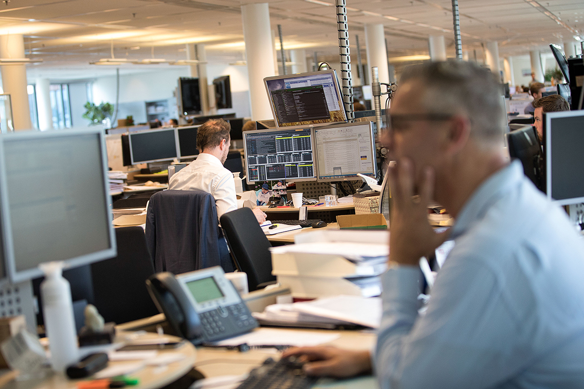 Photo: Glencore Plc. employees work on the trading floor of Glencore Agriculture, in Rotterdam, Netherlands, on April 25, 2017. Photographer: Simon Dawson/Bloomberg.