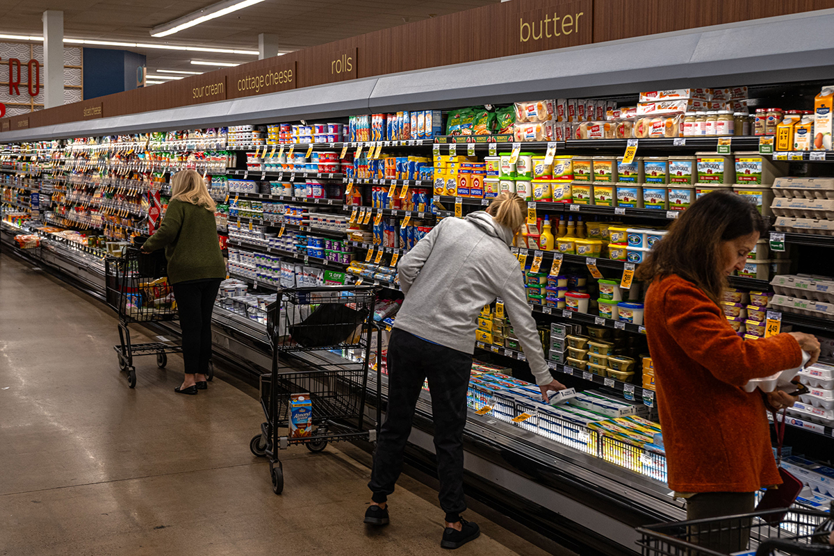 Photo: Shoppers at an Albertsons grocery store in Scottsdale, Arizona. Photographer: Ash Ponders/Bloomberg.